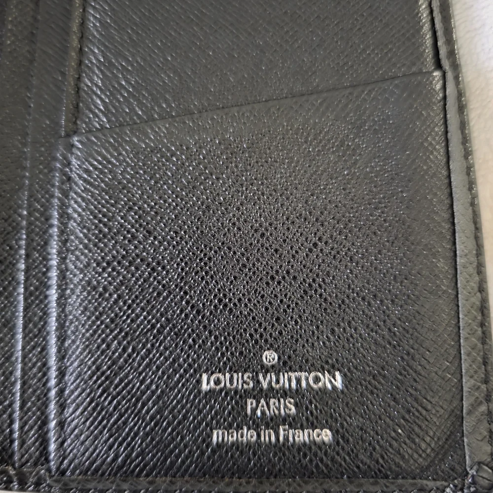 Louis Vuitton Brazza Wallet Black Taiga Leather COA Included - Picture 2 of 16